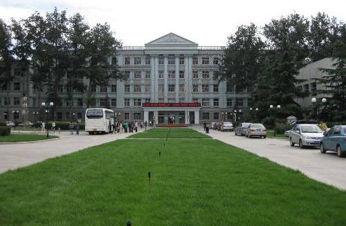 北京信息科技大学校园主教楼一角风采